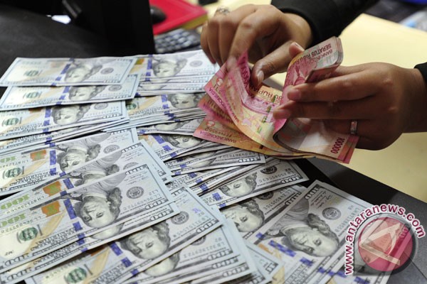 Dolar AS melemah tertekan rilis risalah pertemuan Fed